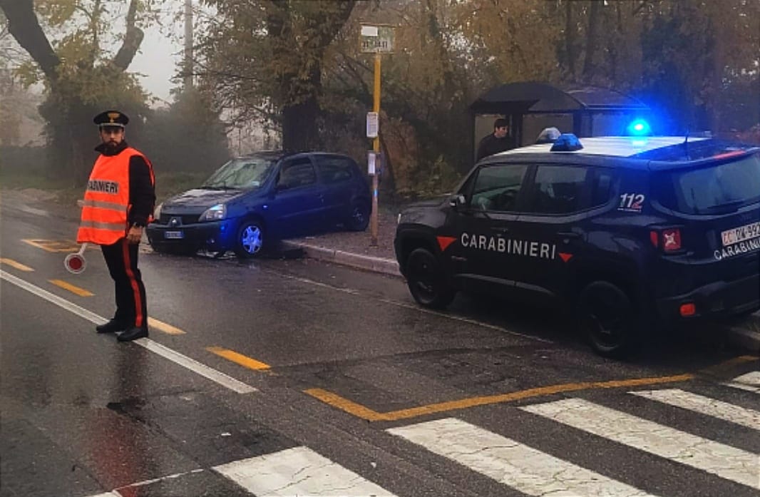 Incidente tra Santa Croce e Aurisina, auto contro albero: ferita 40enne